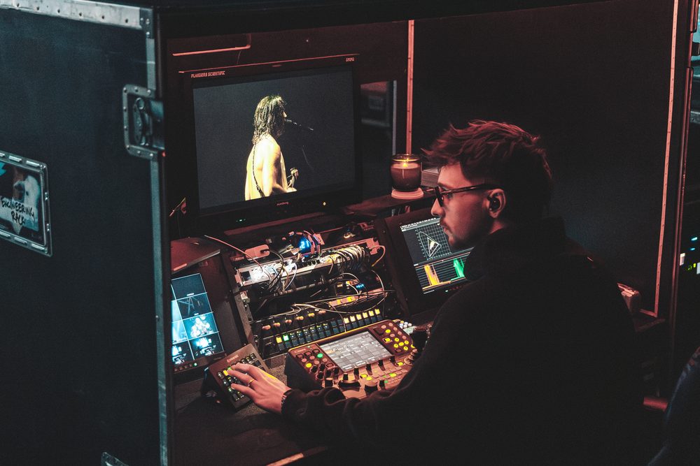 An operator at the cart, the show on the monitor in front of him